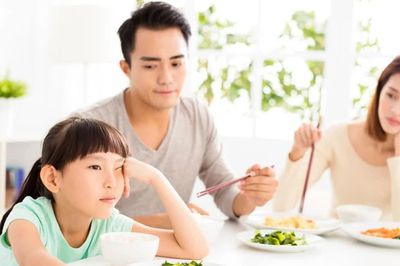 Cha mẹ nên ứng xử thế nào khi con liên tục chê 'cơm nhà nấu'?