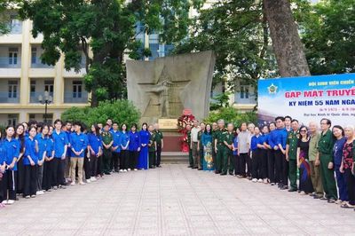 Xúc động cuộc hội ngộ của những 'sinh viên - chiến sĩ' sau 55 năm
