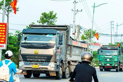Đường tới trường rình rập hiểm nguy vì xe chở đất phóng nhanh, vượt ẩu