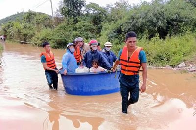 Đường ngập sâu, học sinh một số điểm trường ở Lâm Đồng tạm thời nghỉ học