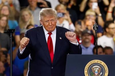 Tổng thống Trump hứa tặng 5.000 USD cho mỗi người Mỹ nếu đảng Cộng hòa thắng cử