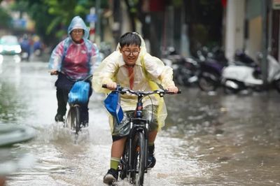 Người Hà Nội lội nước, 'chôn chân' giữa phố sau trận mưa lớn