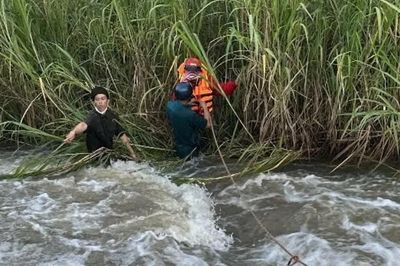 Qua cầu tràn, người phụ nữ bị nước lũ cuốn cả người và xe xuống suối