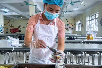 2 ngày liền cơm bán trú giao muộn, trường ở Hà Nội lắp bếp ngay trong đêm