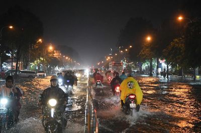 Nhiều tuyến đường TPHCM ngập sâu, dòng xe chật vật vượt nước