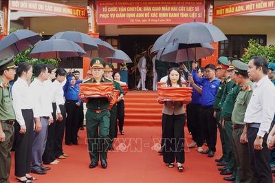 Bàn giao các mẫu sinh phẩm - thêm niềm hi vọng cho thân nhân liệt sĩ