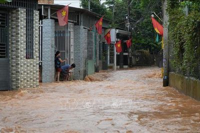 Khu dân cư cạnh cao tốc Biên Hoà - Vũng Tàu ngập sâu sau mưa lớn​