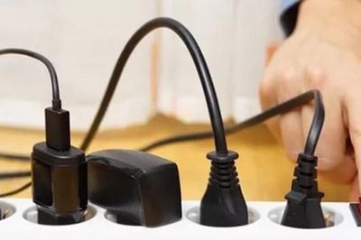 Những thiết bị dùng xong không rút phích cắm, rất dễ gây cháy nổ