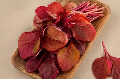 Rẻ bèo, loại rau giàu sắt ngang thịt bò, chợ Việt bán đầy: Rau gì mà bổ dưỡng đến vậy?
