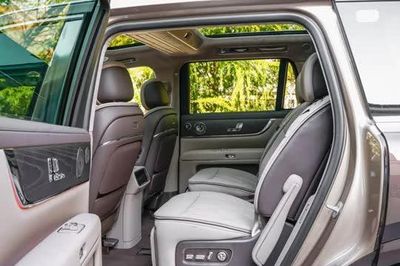 SUV dài hơn 5,4 mét, công suất 890 mã lực, nội thất sang chảnh, giá hơn 2,5 tỷ đồng