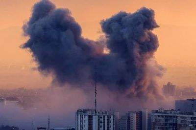 Lộ hình ảnh tên lửa Iran dội đạn chùm xuống căn cứ Mỹ, cường kích A-10 cụt cánh, 8 F-15 hư hại