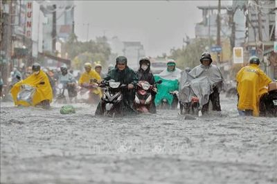 Mưa lớn đúng giờ tan tầm, nhiều tuyến đường TP. Hồ Chí Minh ngập, ùn ứ