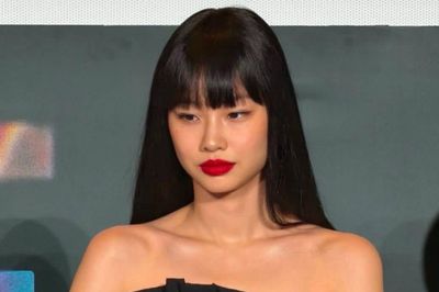 Nữ diễn viên Jung Ho Yeon khoe xương quai xanh nổi bật