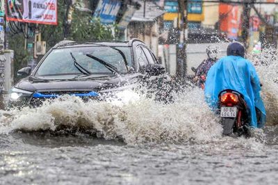 Mưa rất to trút xuống nhiều nơi, cảnh báo lũ quét, sạt lở