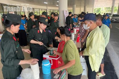 Cảnh sát cơ động trao 1.000 suất cháo, tuyên truyền pháp luật tại Bệnh viện Ung bướu