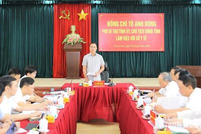 Chủ tịch UBND tỉnh Tô Anh Dũng làm việc với Sở Y tế