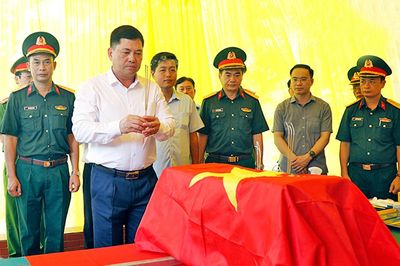 Bí thư Tỉnh ủy Nguyễn Hồng Thái kiểm tra công tác lấy mẫu hài cốt liệt sĩ tại xã Hiệp Hòa và Xuân Cẩm