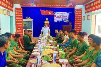 'Bữa cơm nghĩa tình' tiếp sức lực lượng quy tập hài cốt liệt sĩ