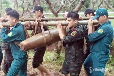 Di dời, xử lý an toàn quả bom nặng 300kg tại thôn 2, xã Bom Bo
