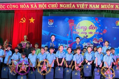 Vui Trung thu cùng thiếu nhi xã Ia Nan