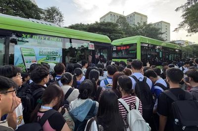 Xe buýt quá tải, sinh viên tại TP. Hồ Chí Minh chật vật đến giảng đường