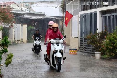 Dự báo mưa lớn trên đất liền, gió mạnh trên biển
