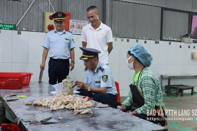 Kiểm tra việc chấp hành quy định pháp luật về an toàn thực phẩm tại cơ sở sơ chế chân gà