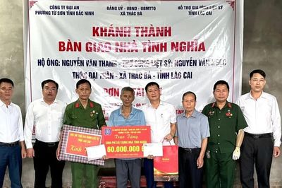 Trao kinh phí hỗ trợ làm nhà cho thân nhân liệt sĩ