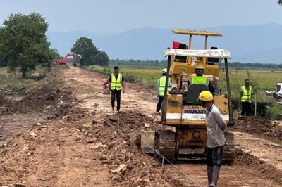 Sức dân trên đồng lúa trọng điểm