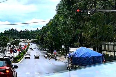Xe tải ngang nhiên vượt đèn đỏ tại nút giao ở Bắc Gia Nghĩa