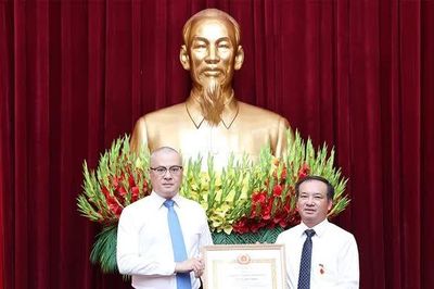 Trưởng Ban Tuyên giáo Tỉnh ủy Lương Đức Minh nhận Huy hiệu 35 năm tuổi Đảng