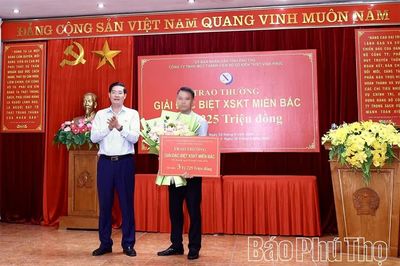Trao thưởng 3,225 tỷ đồng cho khách hàng trúng xổ số miền Bắc