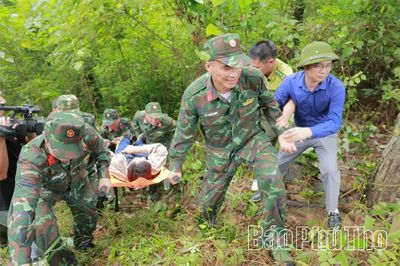 Luyện tập phương án cứu người, cứu xe bị lật, rơi xuống vực sâu