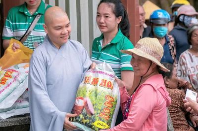 Chùa Hải Vân (TP.HCM) trao 700 túi gạo yêu thương đến các gia đình khó khăn