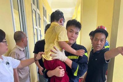 Cảnh sát giải cứu học sinh lớp 2 mắc kẹt trong khe hẹp trường tiểu học