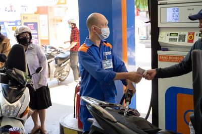 Giá xăng E10 tăng hơn 1.400 đồng/lít