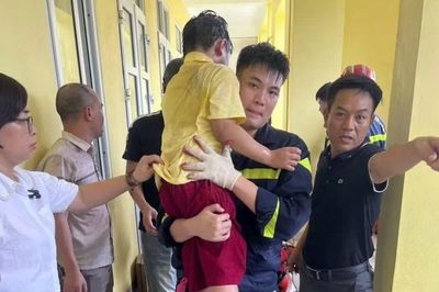 Kịp thời giải cứu bé trai lớp 2 mắc kẹt trong khe tường hẹp