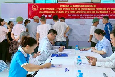Người dân xã Bát Tràng góp ý vào đồ án quy hoạch
