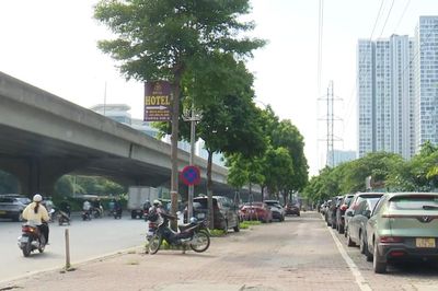 Vỉa hè đường Phạm Hùng bị chiếm dụng thành bãi đỗ xe