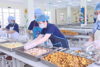 Khắc phục bất cập, đảm bảo bữa ăn bán trú cho học sinh