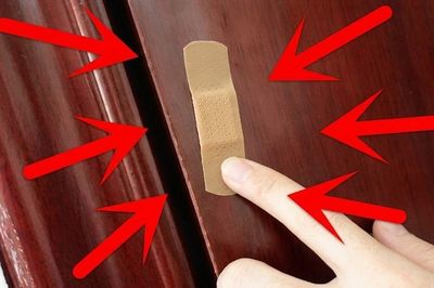 Tại sao bạn nên dán một miếng urgo lên cửa nhà vệ sinh?