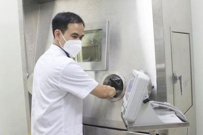 Bộ Y tế yêu cầu BV E làm rõ vụ 'bệnh nhân kẹp tiền vào sổ để được xạ trị nhanh'
