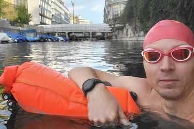 Chuyên gia IT vừa bơi đi làm vừa dọn rác giữa lòng Zurich