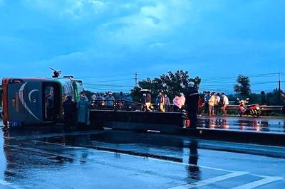 Lật xe khách trên Quốc lộ 1 ở Lâm Đồng, 8 người bị thương