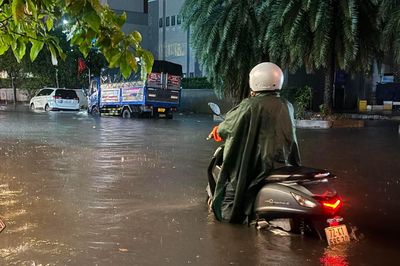 Mưa lớn giờ tan tầm, người dân TP.HCM chật vật về nhà trên đường ngập