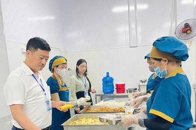 Xã Sóc Sơn: Giám sát chặt từng khâu, bảo đảm chất lượng bữa ăn bán trú