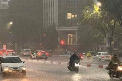 Mưa dông mở rộng ở phía Tây Hà Nội