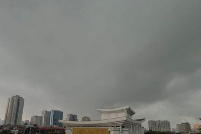 Hà Nội đang mưa lớn kèm gió giật mạnh, nhiều xã, phường nguy cơ ngập cục bộ