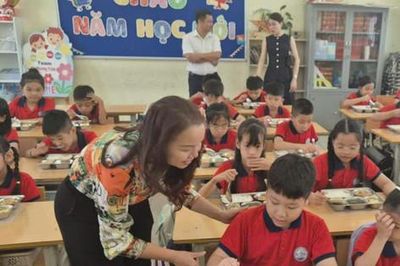 Một buổi trưa cùng suất cơm bán trú