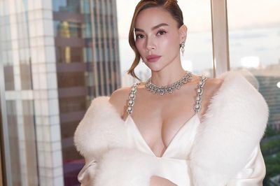 Chiếc vòng cổ Hồ Ngọc Hà đeo trong sự kiện cùng Lưu Diệc Phi ở Thượng Hải có giá trị ra sao?